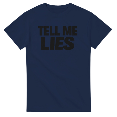 Marinblå t-shirt med ett torrt konstaterande om sanning och lögner