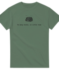 Bokstapel med texten "So many books, so little time" på en mörkgrön t-shirt.
