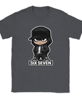 Chibi-figur i keps och hoodie med text "SIX SEVEN" på mörkgrå t-shirt.