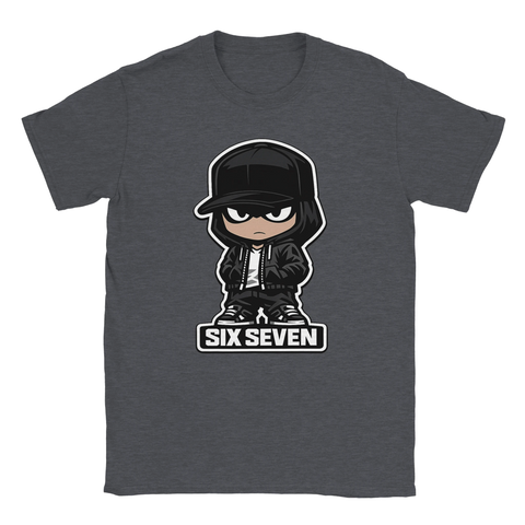 Chibi-figur i keps och hoodie med text "SIX SEVEN" på mörkgrå t-shirt.