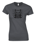 Mugshot-katt "Guilty of Being Too Cute No Regrets" på mörkgrå dam-t-shirt.