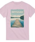 Stämningsfullt sjömotiv med barrskog och blå himmel – ljusrosa t-shirt