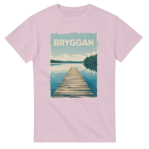 Stämningsfullt sjömotiv med barrskog och blå himmel – ljusrosa t-shirt