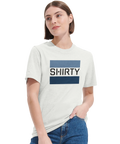 Kvinna i ljusgrå t-shirt med stilren logotypdesign