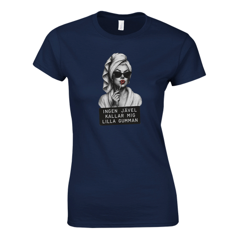 Marinblå t-shirt med statement-design av en kvinna med handduksturban