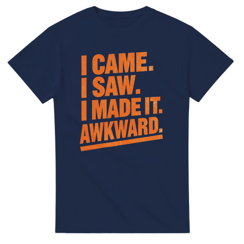 Mörkblå t-shirt med humoristiskt citat om social stelhet i orange tryck