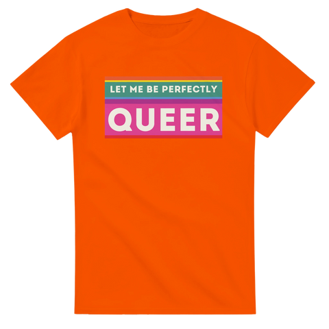 Starkt budskap "Let Me Be Perfectly Queer" på orange t-shirt.