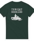 Typiskt Norrland" text och snöskoter-motiv på mörkgrön t-shirt.