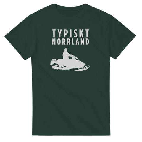 Typiskt Norrland" text och snöskoter-motiv på mörkgrön t-shirt.