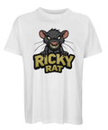 Tecknad svart råtta med gula tänder och texten "RICKY RAT" på vit ekologisk oversized t-shirt.