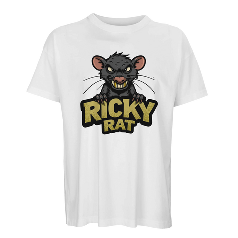 Tecknad svart råtta med gula tänder och texten "RICKY RAT" på vit ekologisk oversized t-shirt.