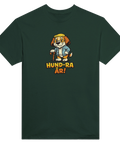 Humoristiskt motiv av senior hund i gubbkeps på mörkgrön t-shirt