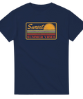 Vintage inspirerat tryck med sol och ränder på marinblå bakgrund – somrig t-shirt