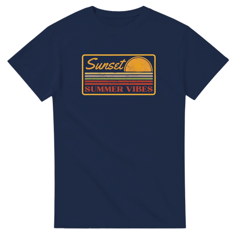Vintage inspirerat tryck med sol och ränder på marinblå bakgrund – somrig t-shirt