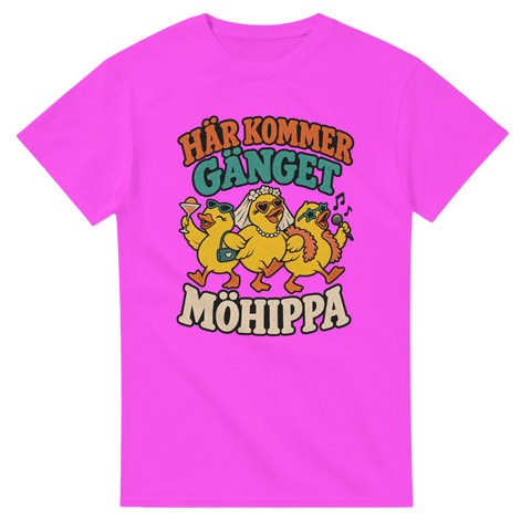 T-shirt med tre festande kycklingar och texten Här kommer gänget – Möhippa
