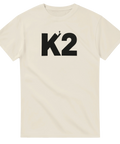 Stilren bergsklättrings-design med K2-text på benvit t-shirt
