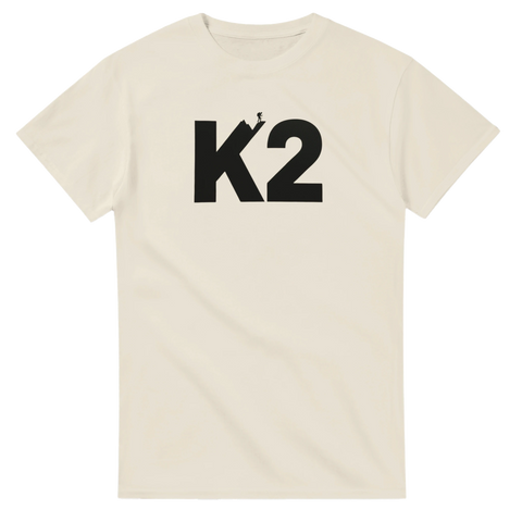 Stilren bergsklättrings-design med K2-text på benvit t-shirt