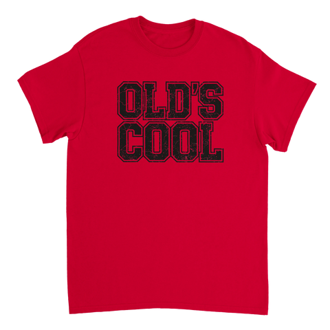 Old's Cool" texttryck i svart, sliten retrostil med ram, på röd t-shirt.