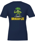Muskulös broccolifigur med text "BROCCO-LEE" på marinblå t-shirt.