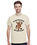 Modell i beige t-shirt med en hjort, flaska och texten ”Det blev bara ren sprit – men hjort är hjort”.