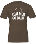 Vit text "REAL MEN GO BALD" med båge på mörkbrun t-shirt.