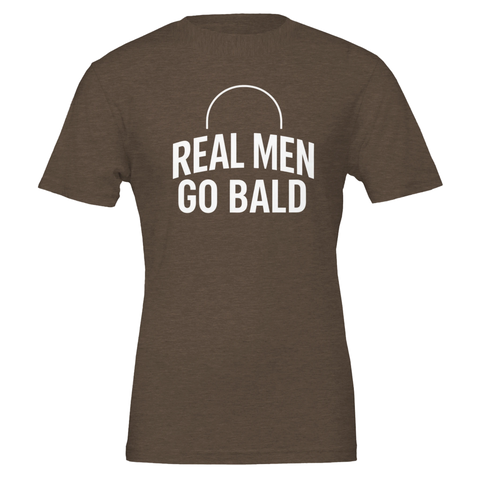 Vit text "REAL MEN GO BALD" med båge på mörkbrun t-shirt.