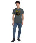 Chicago 23 U.S.A. texttryck i guldfärg på en mörkgrå t-shirt med rund hals, sportig stil.