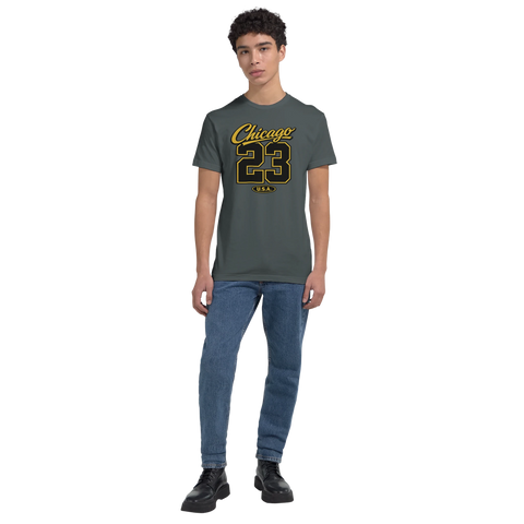 Chicago 23 U.S.A. texttryck i guldfärg på en mörkgrå t-shirt med rund hals, sportig stil.