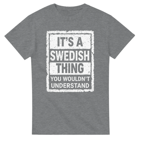 It's a Swedish Thing" texttryck i vitt med sliten effekt på grå t-shirt.