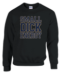 SMALL DICK ENERGY" tryck i college-stil på svart sweatshirt.