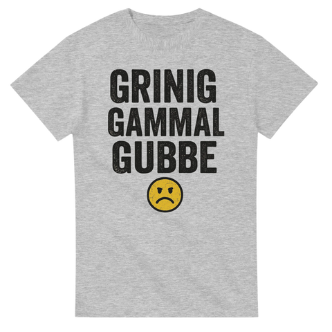 T-shirt med svart text "Grinig Gammal Gubbe" och illustration av en sur smiley, perfekt som present till honom med humor och dåligt morgonhumör