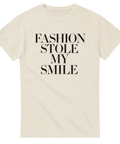 Modern typografi med modehumor på en ljusbeige t-shirt – stilren streetwear