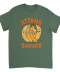 Grafiskt bananmotiv med lekfulla ansikten och svenskt citat på grön t-shirt