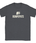 Toalettrulle med texten "RUMPEPUTS" på mörkgrå t-shirt.