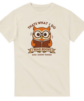 Tecknad orange uggla med glasögon läser bok, text "I READ BOOKS AND I KNOW THINGS" på beige t-shirt.