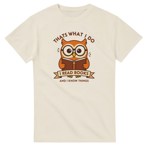 Tecknad orange uggla med glasögon läser bok, text "I READ BOOKS AND I KNOW THINGS" på beige t-shirt.
