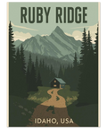 Illustration av Ruby Ridge i dämpade gröna och blå toner med en slingrande stig som leder mot en isolerad liten fjällstuga.