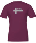 Svenska flaggan stiliserad med "SWE" i grått på vinröd t-shirt.