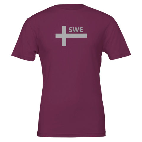 Svenska flaggan stiliserad med "SWE" i grått på vinröd t-shirt.