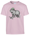 Ljusrosa barn-t-shirt med en kapybara i grön mössa på skateboard.