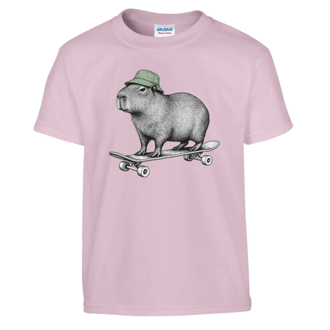 Ljusrosa barn-t-shirt med en kapybara i grön mössa på skateboard.