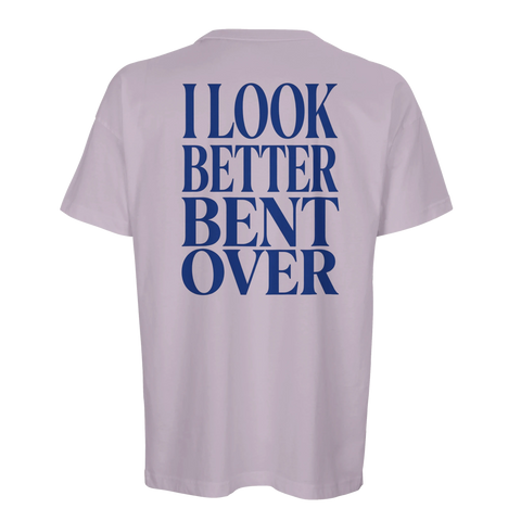 Grafiskt citatmotiv i mörkblått på en lila boxig t-shirt