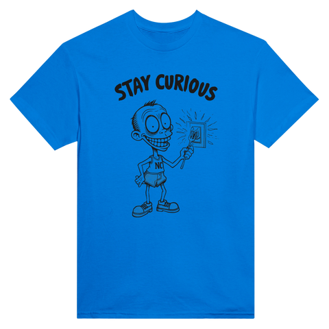 Blå t-shirt med ironisk design föreställande en elektrifierad seriefigur