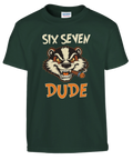 Grävling med cigarr och text "Six Seven Dude" på mörkgrön t-shirt, retro humor.