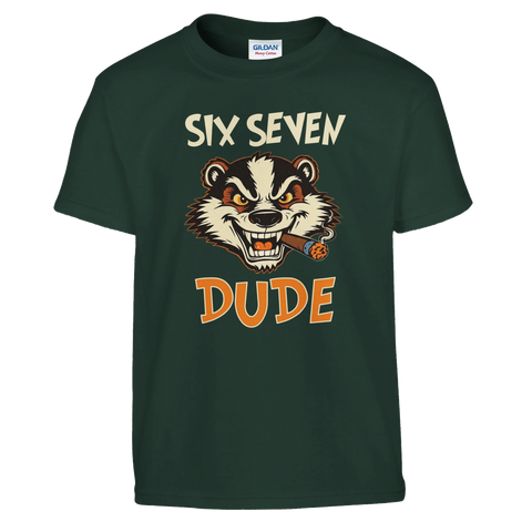 Grävling med cigarr och text "Six Seven Dude" på mörkgrön t-shirt, retro humor.