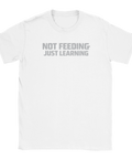 Vit t-shirt med minimalistisk textdesign och gaming-humor