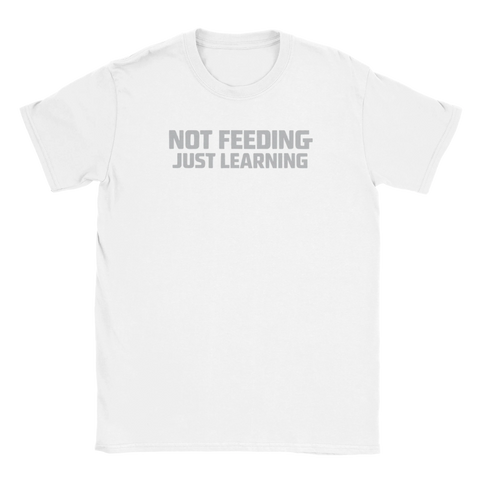 Vit t-shirt med minimalistisk textdesign och gaming-humor