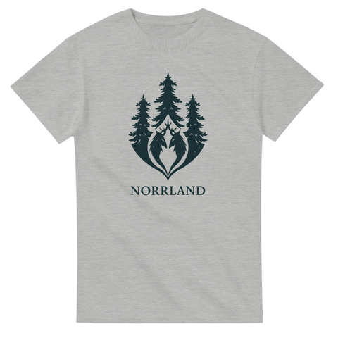 Nordiskt vildmarksmotiv med skog och djur i mörkt tryck – grå t-shirt