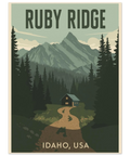 Retro landskapsposter med texten Ruby Ridge Idaho USA, föreställande en stuga i en mörkgrön granskog framför höga berg.