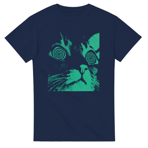 Psykedeliskt kattmotiv med turkost tryck på marinblå t-shirt